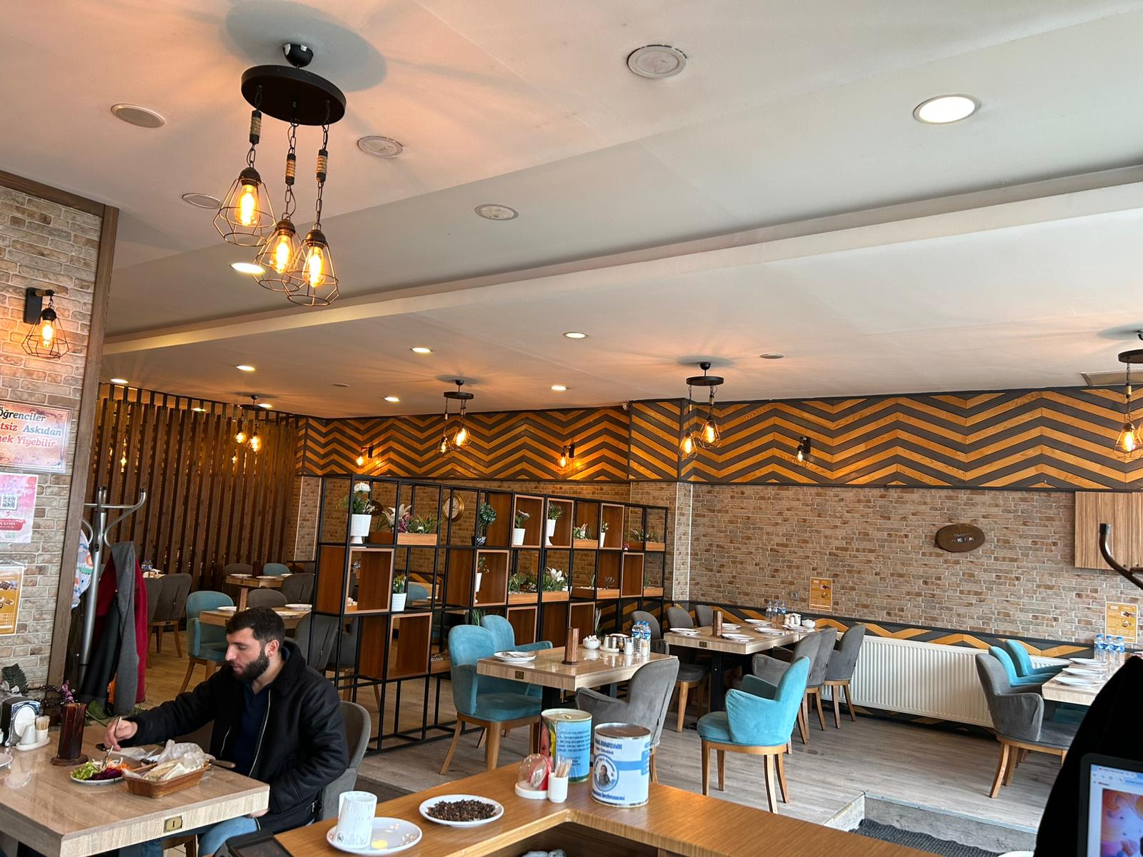 Erzurum Onur Cağ Kebap askıda yemek uygulaması öğrencilere destek